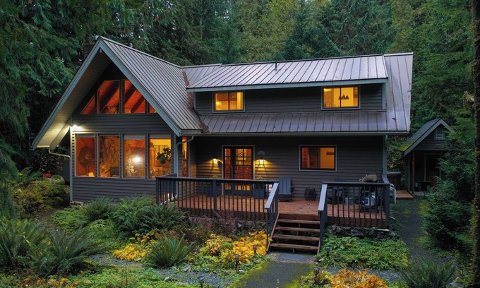 Glacier House | Mt Baker 5 bedroom Luxury Lodge - Sauna House, Hot tub & Woodstove