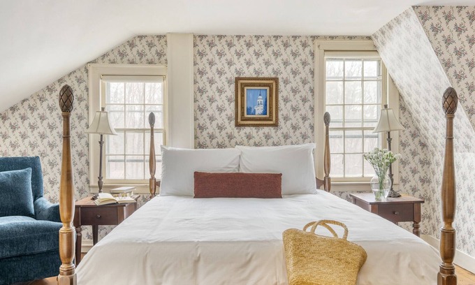 Egremont House | Mt Everett Room at Egremont Village Inn by AvantStay | Music, Bar & Farm!
