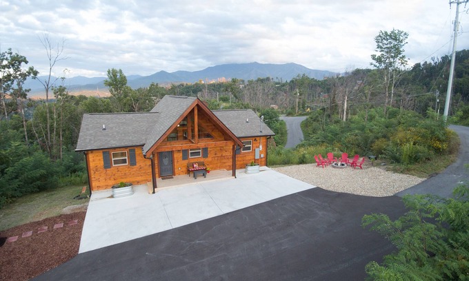 Chalet Village North Cabin | Mt. Le Conte Views! Location, Luxury 2 BR Cabin with Fire Pit, Hot Tub, 5 Stars