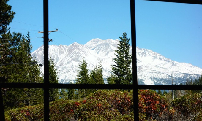 Mount Shasta House | Mt Shasta✨Jacuzzi✨Mt Views✨4 acres✨Brand New Interior Decor✨