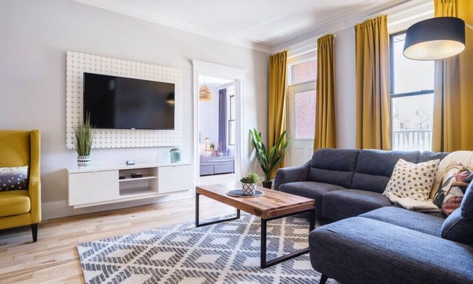 Plateau Mont Royal Apartment | MTLVR#16 | Luxurious flat facing the mountain, A/C
