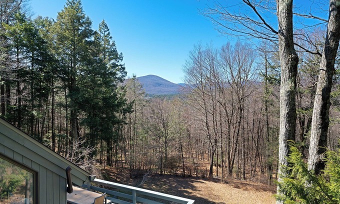 Shady House | Mtn. RETREAT Watch Leaves Change From Hot Tub on the Deck. Min to Town, Pvt
