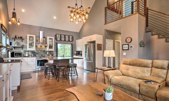 Divide House | Mtn-View Home on 3 Acres with Arcade and Hot Tub!