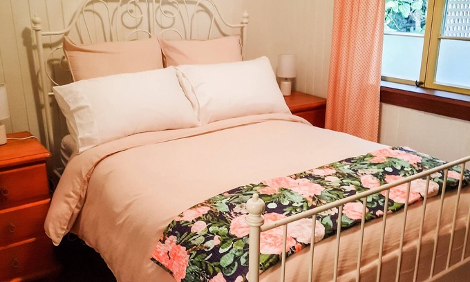 Eagle Heights Cottage | Mulberry Cottage is a cosy historic home close to nature, shops and cafes.