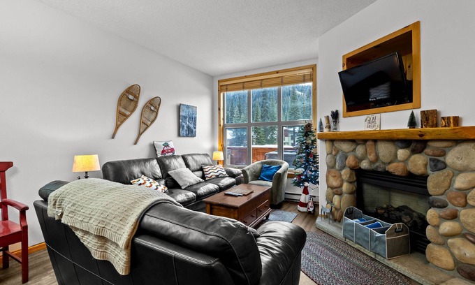 Sun Peaks Condo | Multi Level Condo Close to Village | Access to Ski-Out Trail | Private Hot Tub | Fireplace