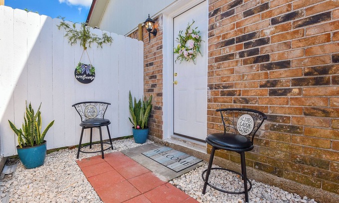 Alvin House | My Cozy Private place is a charming 1 room with a Pvt entrance and full bathroom