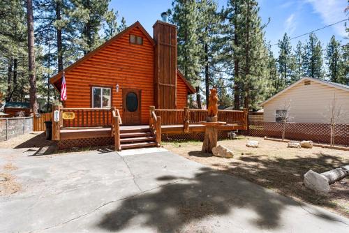Peter Pan House | Nana Bear Manor - Quiet and spacious log cabin with hot tub perfect for a mountain getaway!
