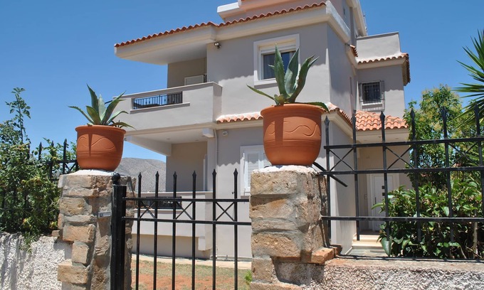 Palaia Fokaia Bed & Breakfast | Nantia's studio apartment with bathroom and large veranda