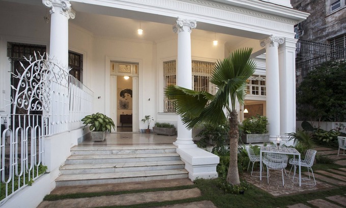 Plaza de la Revolucion Hotel | Napper by Rottenberg