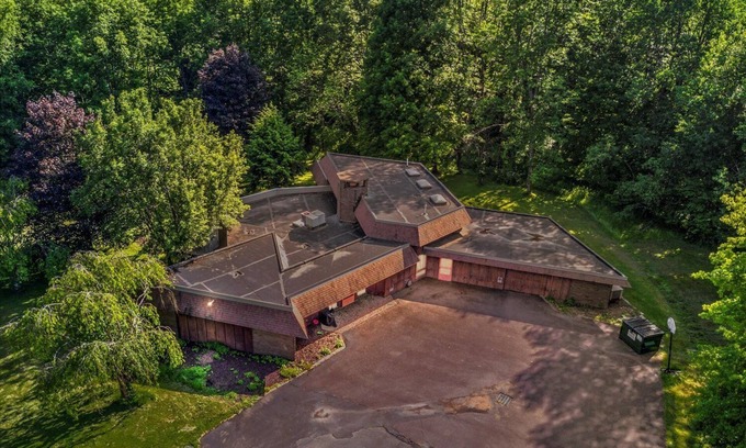 White Mills House | Nature's Retreat - Hot tub, Firepit, game room 5 mins to Honesdale