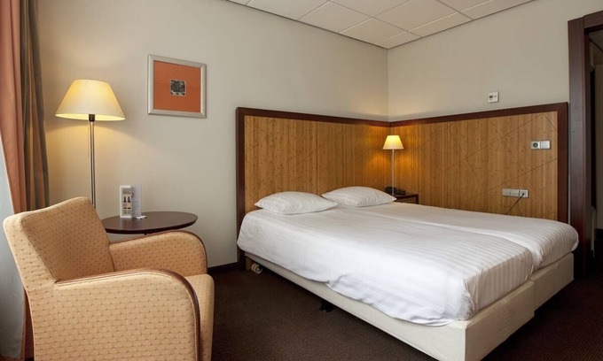 Schelfhorst Hotel | Nature Walks and Museum Tours Are Just Minutes From Your Stay! Outdoor Pool