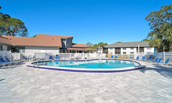South Bradenton Condo | Nautical Nest – Cozy Poolside Condo, Near Beaches!