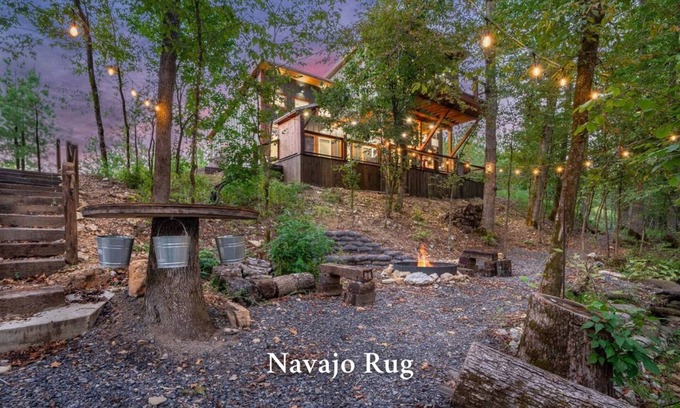 Golden Cabin | Navajo Rug-Creek/Hot Tub/Playground/Firepit/Swing Bed/Grill/Pet Friendly