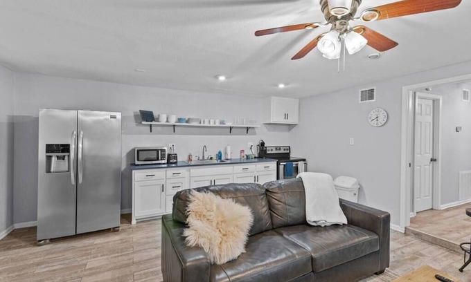 Broadmoor House | Near all Hospitals! BAFB Restaurants and Shopping