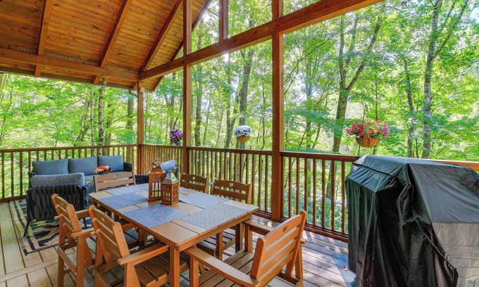 North Fork Township Cabin | Near Boone-Custom Built Cabin: 3 BR 3 BA w/Hot Tub
