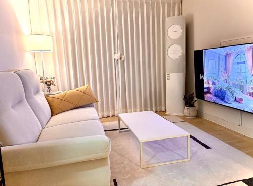 Gyeongju Apartment | Near Gyeongju City Hwangnidan-gil Donggung and Wolji 3 queen beds 4 air conditioners allergy care beddingAir purifier 1st floor