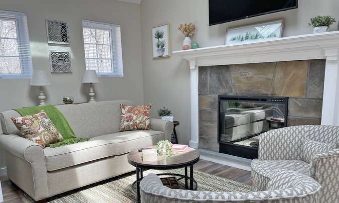 White Mills Cottage | Near Lake Wallenpaupack, Hot Tub & Fire Pit