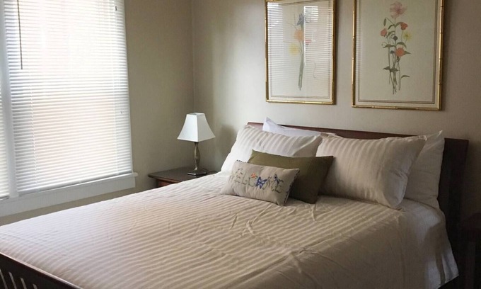 Forest Hills Apartment | Near Oakland, DT, Monroeville,Traditional decor, Off-Street parking, US OPEN 532