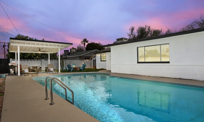Papago Parkway House | Near Old Town Scottsdale,Tempe and ASU. Amazing pool and yard - 3 br - Sleeps 10