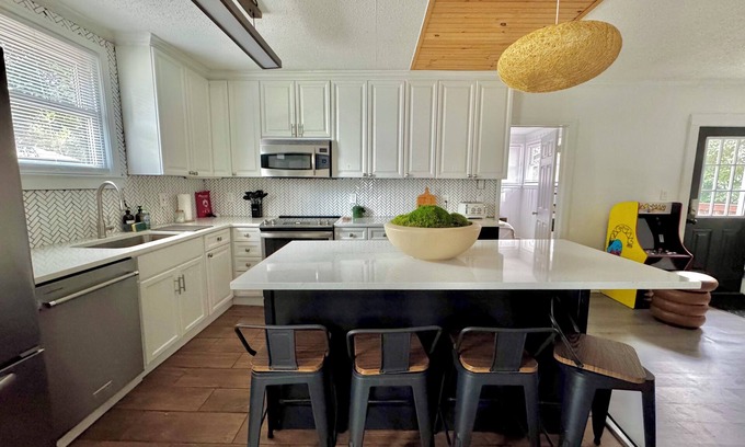 Charlotte House | Near Panthers|Spectrum|Downtown|Fenced Yard| Dogs