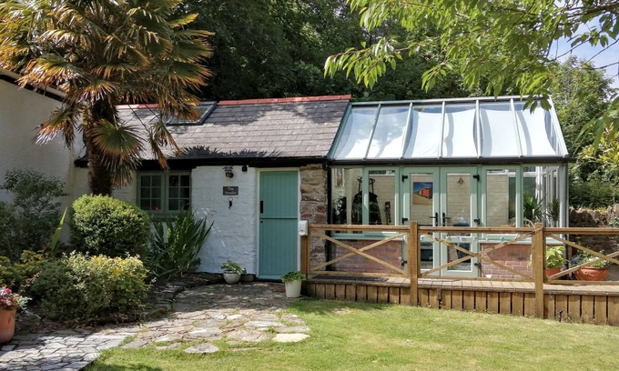 Perranporth Apartment | Near Perranporth. A country cottage for 2 & dog friendly Short walk to the Beach