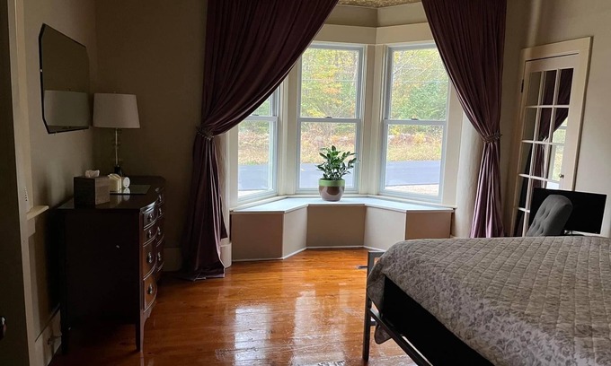 Wilmot House | Near Ragged Mountain and Sunapee! Wilmot House @ Kimpton Brook