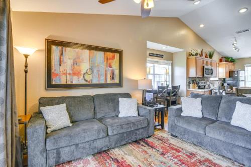 Indian Point Apartment | Near Silver Dollar City! Condo with Hot Tub and Lake