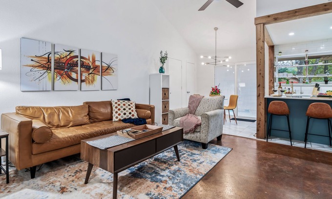 Sweetbriar House | Near SoCo + Sparkling Clean + Cozy ~ Firepit + Gameroom