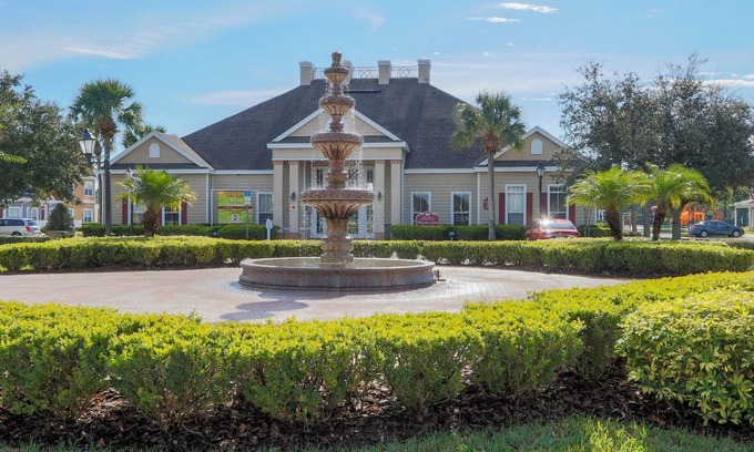 Kissimmee House | Near Theme Parks! Gorgeous 3 BR Town Home, Splash Park, Pool, Lake, And More!