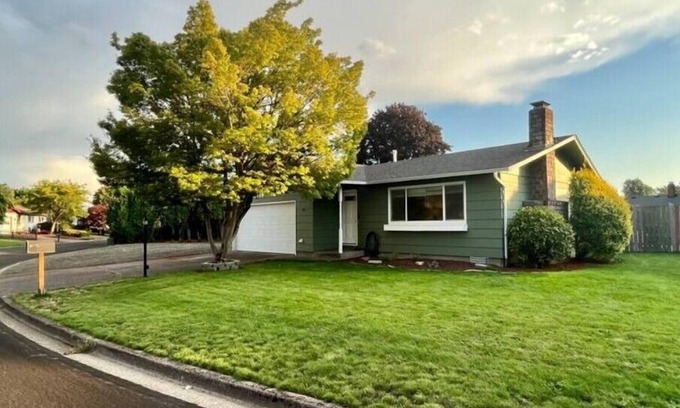 Springfield House | Near U of O, pets welcome!