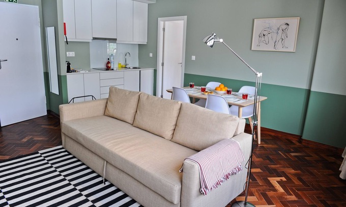 Santo Antonio Apartment | Negroni Balcony in Lisbon - by Misha's Place (1A)