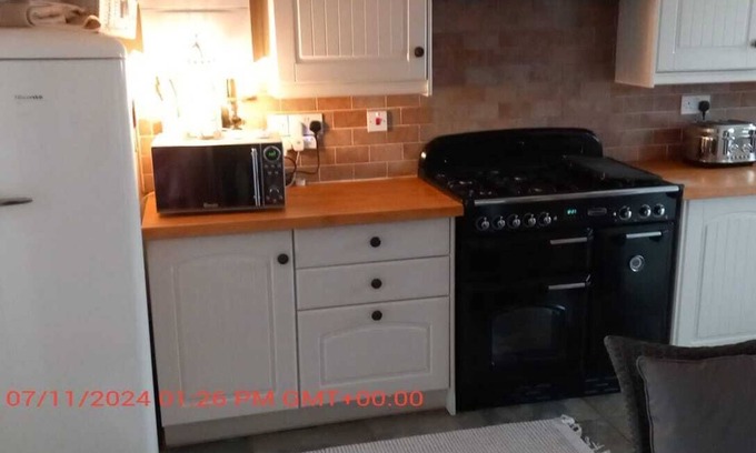 Cheltenham House | Neighbouring Cotswolds 2 bed + office room house