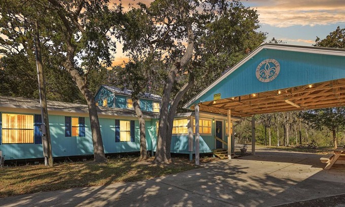 Steinhatchee House | Nell's Place in the heart of town, plenty of parking and close to the boat ramp.
