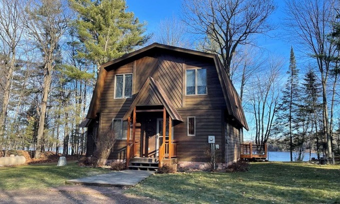 Hayward Cabin | Nelson Oaks on Nelson Lake