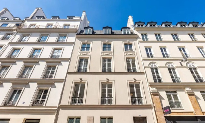 Vivienne Apartment | Nestled along the picturesque banks of La Seine