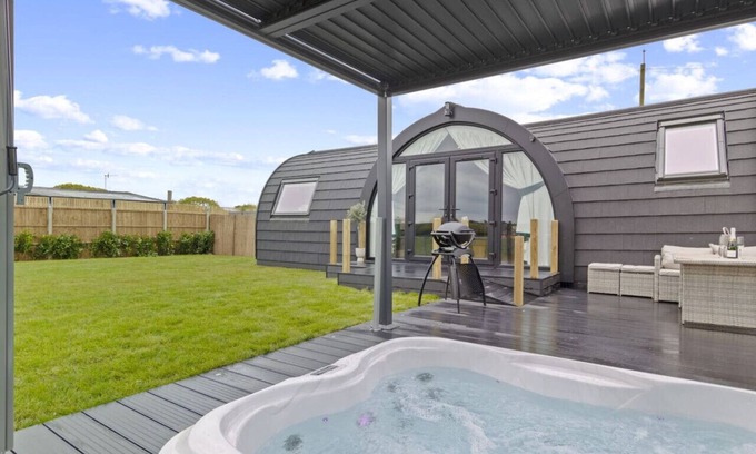 Ford Cabin | Nestledstays - The Barn House