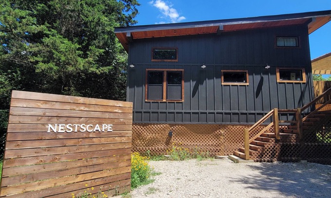 Wills Point Cabin | NestScape–-Stargaze from Bed + Outdoor Tub & Movie