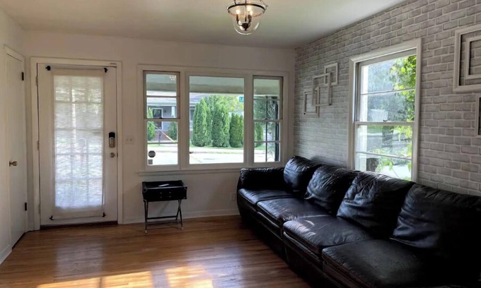 Melrose House | New! 12 South 4 Bedroom Close to Everything