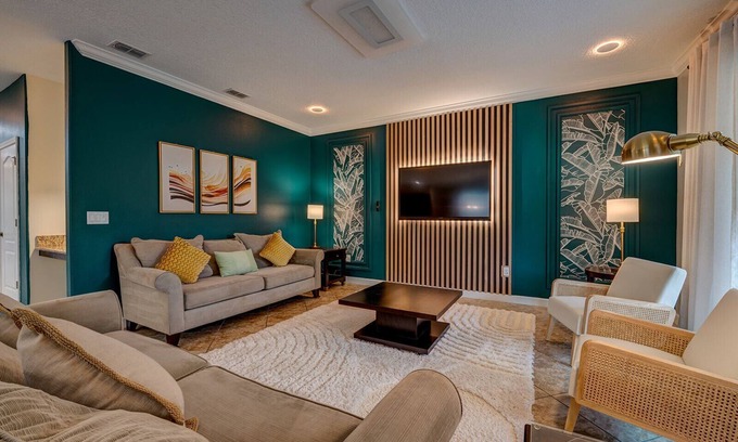 West Kissimmee House | NEW!16 guest, Disney 10mi, Themed Rooms, Private Pool, Movie + Game Room, Resort
