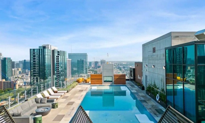 Rainey Street Historic District Condo | NEW! 1BR Scenic Retreat w/Rooftop pool |Rainey St