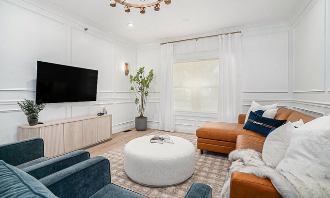 Northeast South Bend Condo | New 1st floor condo - 7 Block Walk to Notre Dame - Sleeps 8