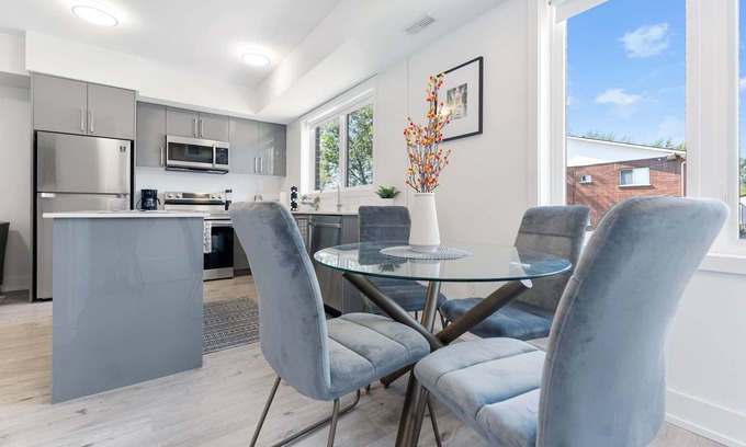 Niagara Falls House | New 2 bedroom Modern Apt, Mins to the Falls.