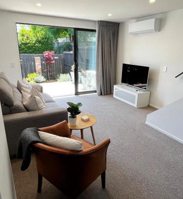 Merivale Apartment | New 2bed2bath townhouse with parking by Hagley Park