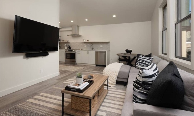 West End Condo | NEW! 2BR|1Bath|| 6 blocks to Mtn in the West End