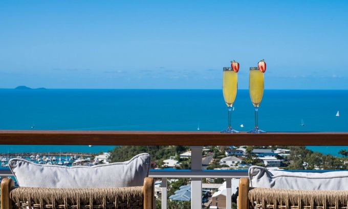 Airlie Beach House | New 3 bed 3.5 bath home in Airlie Beach with breath taking Whitsunday Views