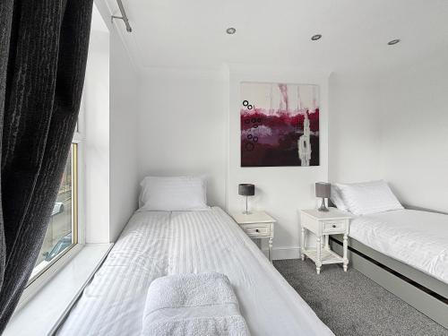 Grantham House | NEW 3 Bed House Sleeps 8 Ideal for Groups, Families & Contractors - Garden & Driveway - Central Location - Amaya 10