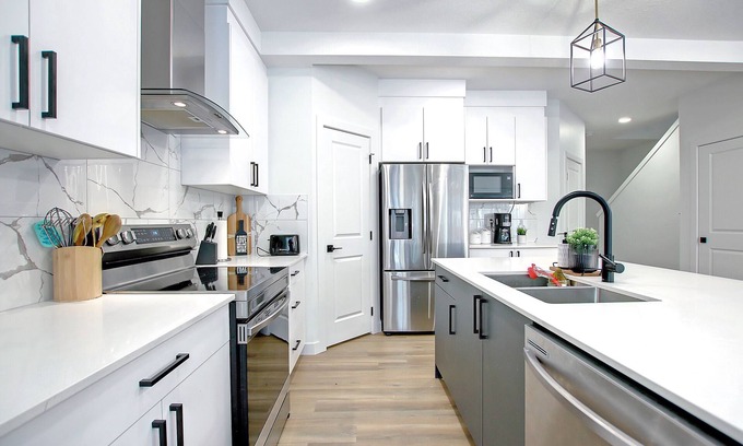 Southwest Edmonton House | ☆NEW 3Bedroom Luxury Home☆ Mins to Airport✔️ Fireplace 🔥Netflix✔Wifi⚡