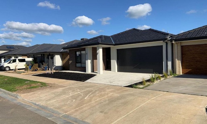 Clyde House | New 4.5 BR Modern Home in Clyde, Victoria
