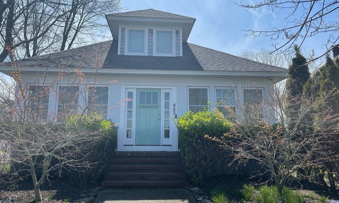 Pipes Cove House | New 4 Bedroom Greenport House Sleeps 10, walkable to beach& town. No car needed