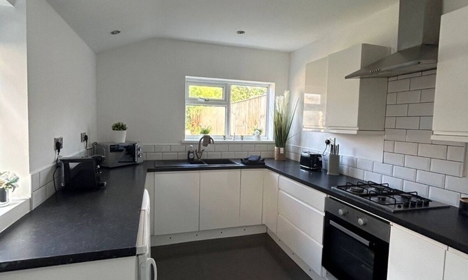 Grimsby Apartment | NEW! 4 Large Bedrooms Renovated Workers Haven